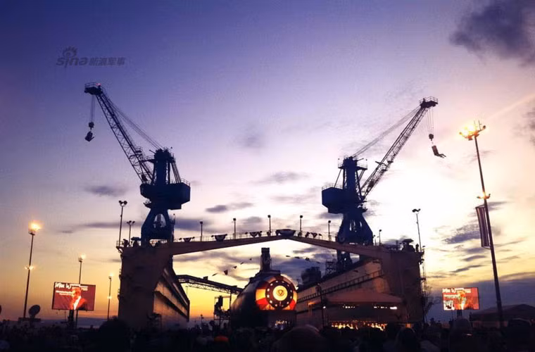 Tàu ngầm hạt nhân tấn công John Warner trang bị 12 ống phóng thẳng đứng chứa tên lửa Tomahawk và 4 ống phóng ngư lôi 533mm.