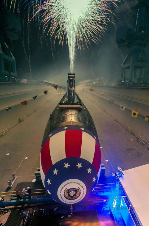 Pháo hoa bắt đầu được bắn lên chào mừng con tàu mới sẽ giúp tăng cường sức mạnh Hải quân Mỹ trên khắp các đại dương.