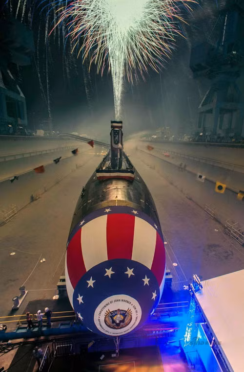 Pháo hoa bắt đầu được bắn lên chào mừng con tàu mới sẽ giúp tăng cường sức mạnh Hải quân Mỹ trên khắp các đại dương.