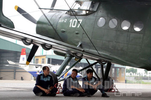 Phút nghỉ ngơi của các chàng lính thợ kỹ thuật hàng không trong buổi chuẩn bị bay.