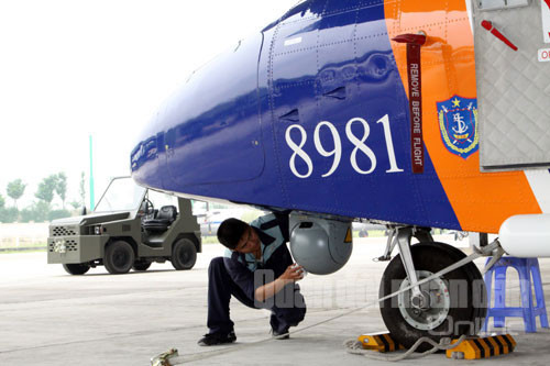 Nhân viên kỹ thuật hàng không kiểm tra hệ thống rađa của máy bay tuần thám biển Casa-212.