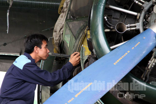 Không chỉ có khả năng khắc phục, sửa chữa những hỏng hóc của máy bay trên mặt đất, những kỹ sư, nhân viên kỹ thuật hàng không có trình độ cao, có bề dày kinh nghiệm còn có thể dự báo được những hỏng hóc có thể phát sinh trên không, để có biện pháp phòng ngừa ngay trong quá trình chuẩn bị bay.