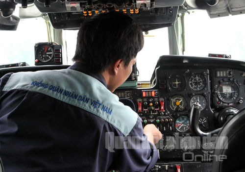 Kiểm tra thiết bị trong buồng lái An-26.