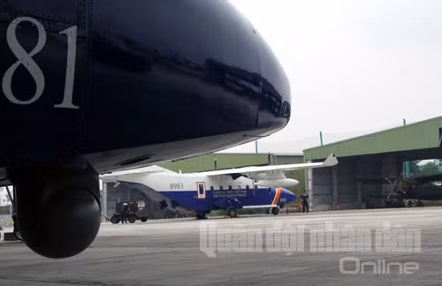 Cách đó không xa, một chiếc Casa-212 khác đang được thông điện, chuẩn bị bay.