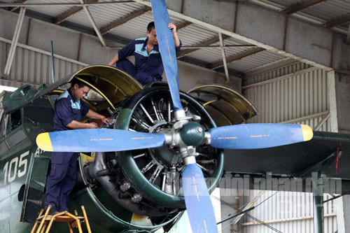 Loại máy bay vận tải 2 tầng cánh này đã ra đời từ rất lâu nhưng những bàn tay vàng của cánh thợ kỹ thuật hàng không Việt Nam vẫn giúp chúng tung cánh lên bầu trời.
