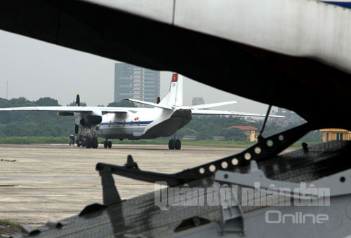 Một chiếc An-26 khác đang được chuẩn bị trên khu vực sân đỗ.