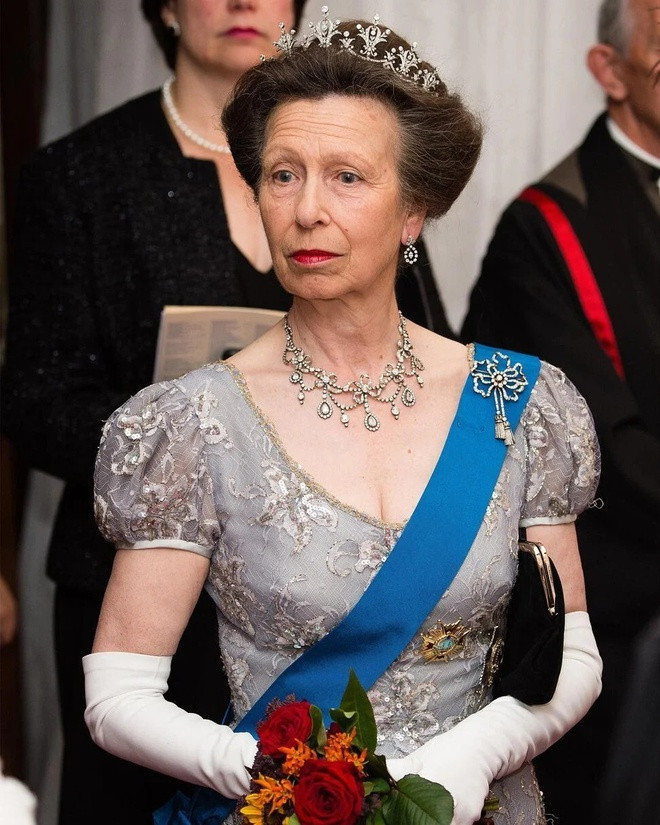 Công chúa Anne, con gái thứ 2 của Nữ hoàng Elizabeth, quyết định từ bỏ các tước vị hoàng gia được thừa kế. Chồng của bà, Mark Phillips từng được nữ hoàng đề nghị phong tước hầu, nhưng ông cũng đã từ chối với lý do không được tiết lộ. Anne cũng không nhận tước vị hoàng gia cho các con của mình là Zara và Peter.