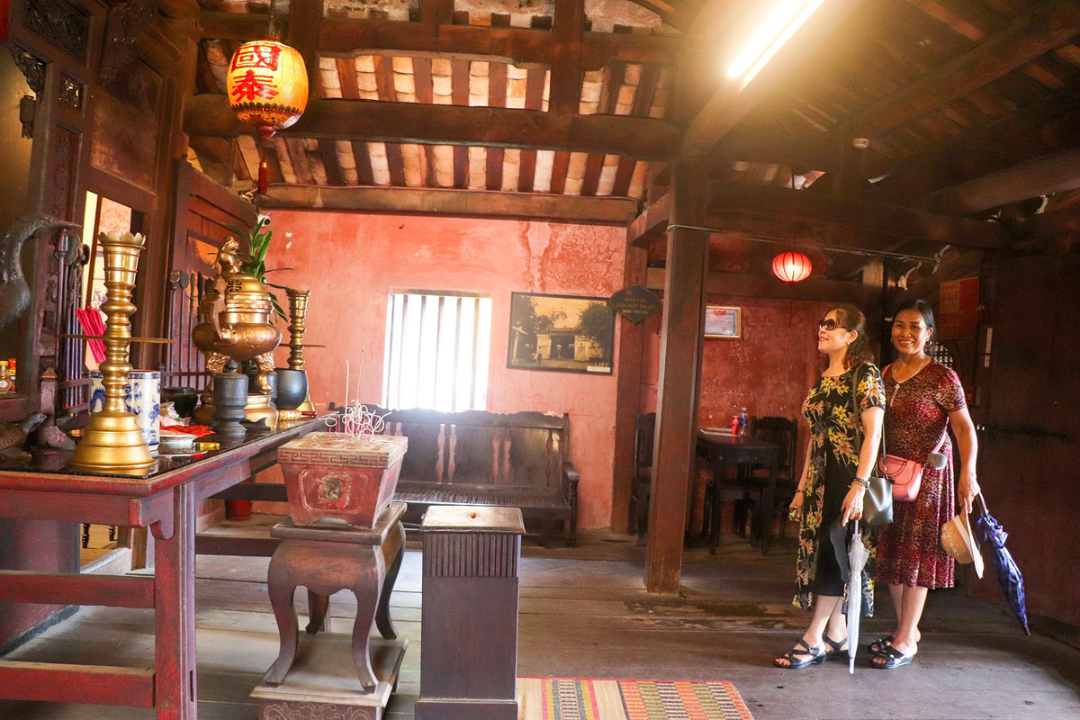 "Tôi từ Hà Nội vào đây, mua vé rồi nên đành đi tham quan Hội An một chuyến. Tôi vẫn biết có bão lớn sắp vào, nhưng muốn đến đây chụp thêm tấm hình lưu niệm rồi về", bà Tuyết (áo đen, du khách từ TP Hà Nội) nói.