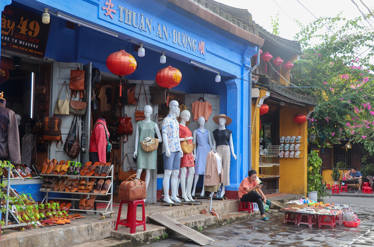 Một chủ quầy hàng lưu niệm cho hay họ cố gắng bán đến hết hôm nay và sẽ tạm đóng cửa đến khi bão Noru qua hẳn.