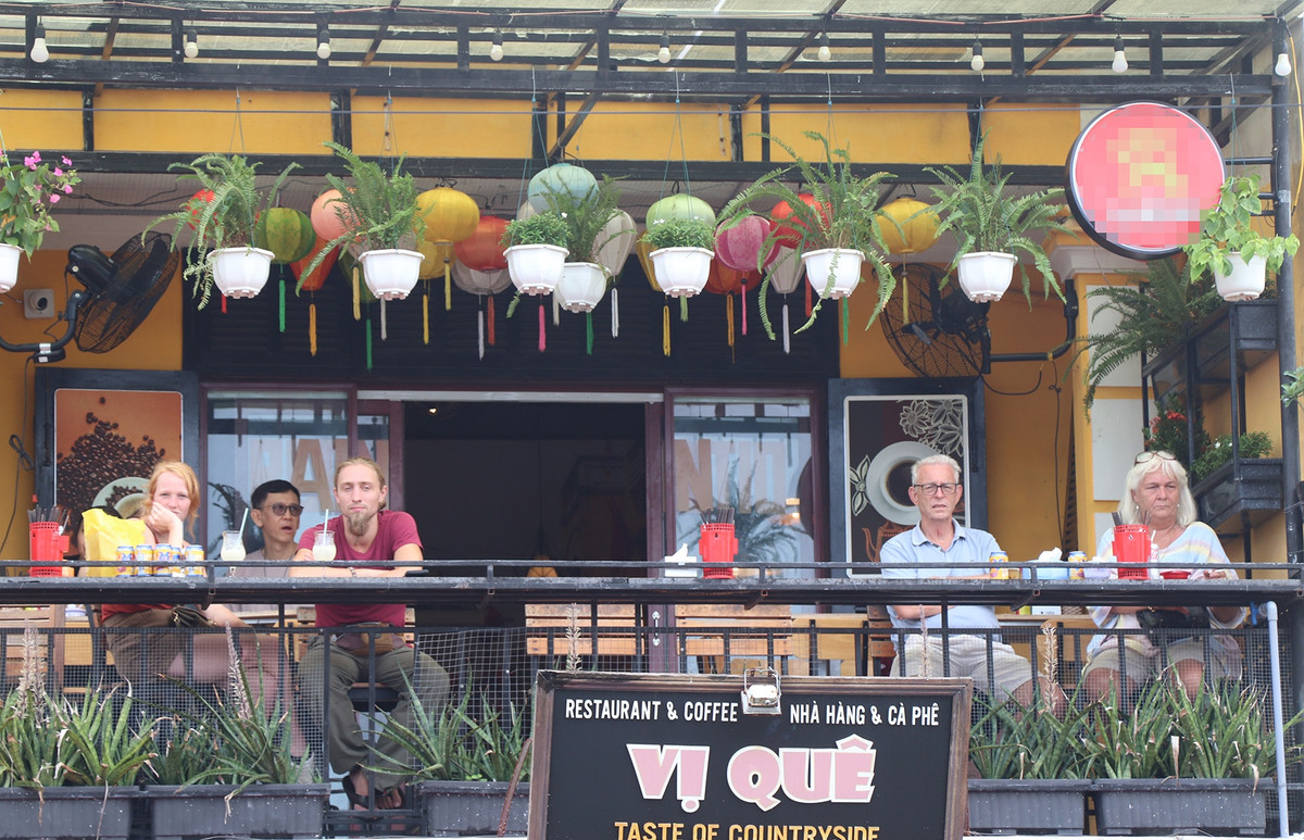 Các nhà hàng, quán ăn dọc đường Nguyễn Phúc Chu, Bạch Đằng, Trần Phú... vẫn đón khách đến ăn uống.