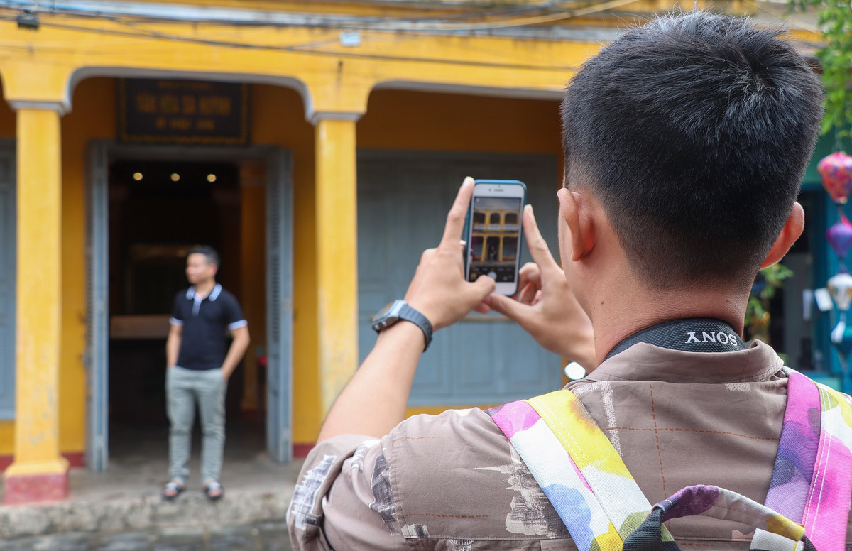 "Tôi cùng 2 người bạn từ TP.HCM ra Đà Nẵng để công tác. Có nghe thông tin bão nhưng ngày 27/9 mới đổ bộ, vì vậy tôi ghé Hội An cùng bạn và về trong ngày", anh Mạnh Cường nói.