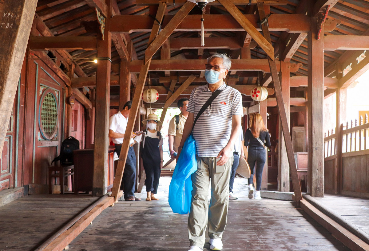 Tại Chùa Cầu, chính quyền TP Hội An đã cho thợ dùng các thanh gỗ chống đỡ phần thân để ứng phó với bão Noru.