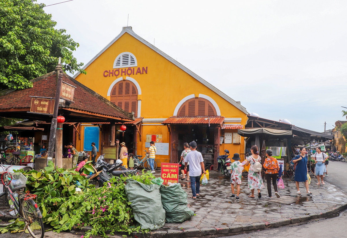 Tại chợ Hội An, lượng người ghé mua sắm thưa hơn so với ngày thường.