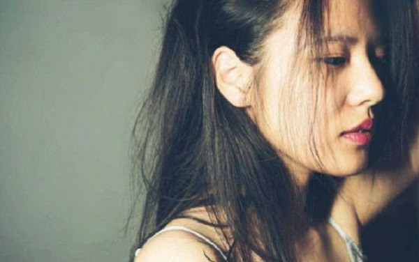 Nhờ chồng cũ sửa bóng đèn, anh vừa xắn tay áo, tôi bật khóc vì... Nho chong cu sua bong den, anh vua xan tay ao, toi bat khoc vi...