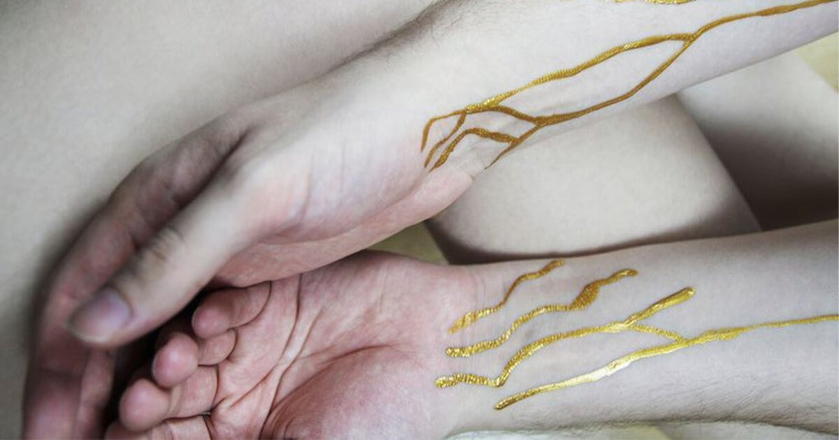 Hai phu nu mang nhom mau vang, the gioi chua den 50 nguoi co