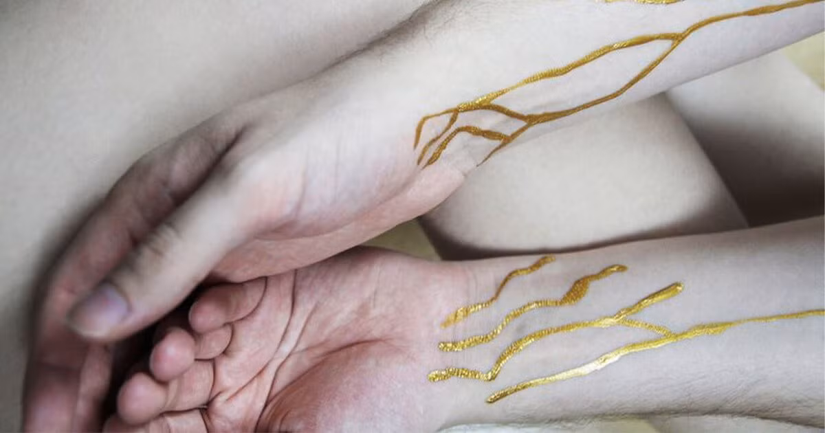 Hai phu nu mang nhom mau vang, the gioi chua den 50 nguoi co