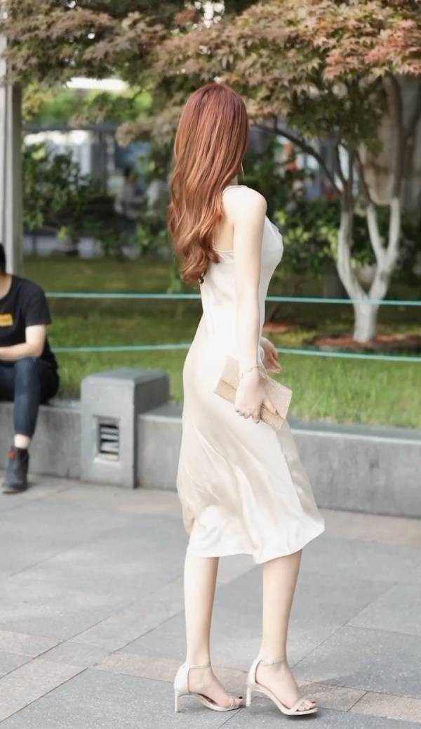 Không phải vô cớ khi người ta lại yêu thích những chiếc slipdress đến vậy. Người ta đã chán ngấy những chiếc áo nịt ngực, quần tất với đai cố định, slipdress mang đến cho phái đẹp sự tự do. Hiện tại, slipdress vẫn được ưa chuộng. Bên cạnh việc đưa lên sàn catwalk nó còn xuất hiện rộng rãi trong cuộc sống đời thường.