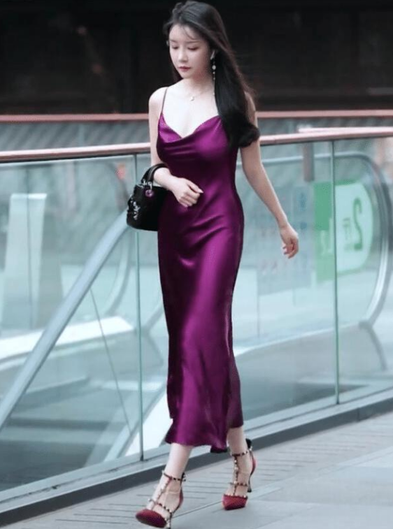 Slipdress lần đầu được mặc rộng rãi vào cuối thế kỷ 20 khi xu hướng diện đồ ngủ xuống phố được nhiều người ủng hộ. Công nương Diana hay siêu mẫu Kate Moss rất yêu thích item này. Ngoài ra, slipdress còn được đưa vào văn hóa đại chúng qua những bộ phim.