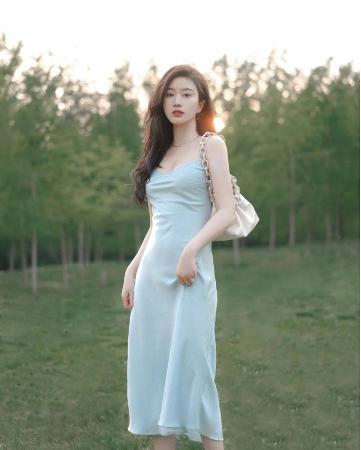 Những chiếc váy lụa hai dây đơn giản những tưởng chỉ có thể mặc trong phòng ngủ đã được đưa xuống phố theo cách đầy tinh tế.