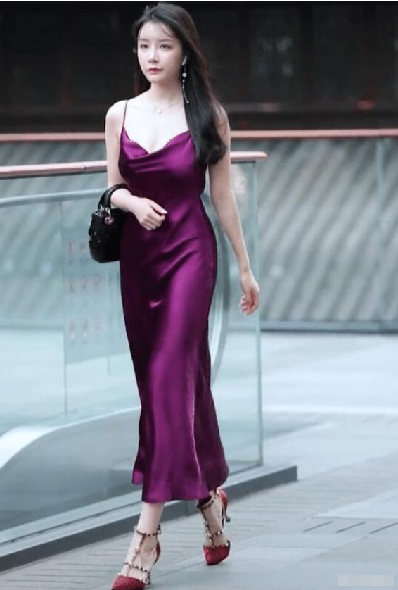 Slipdress được may bằng chất liệu mềm như lụa, charmeuse, satins. Dễ dàng nhận ra chúng với kiểu đai spaghetti đặc trưng. Nhất là phải kể đến kỹ thuật "bias cut" (cắt vải xéo). Cách này giúp chiếc váy ôm lấy vóc dáng của người diện theo cách khéo léo lại tạo cảm giác như nó đang chuyển động cùng những bước đi.