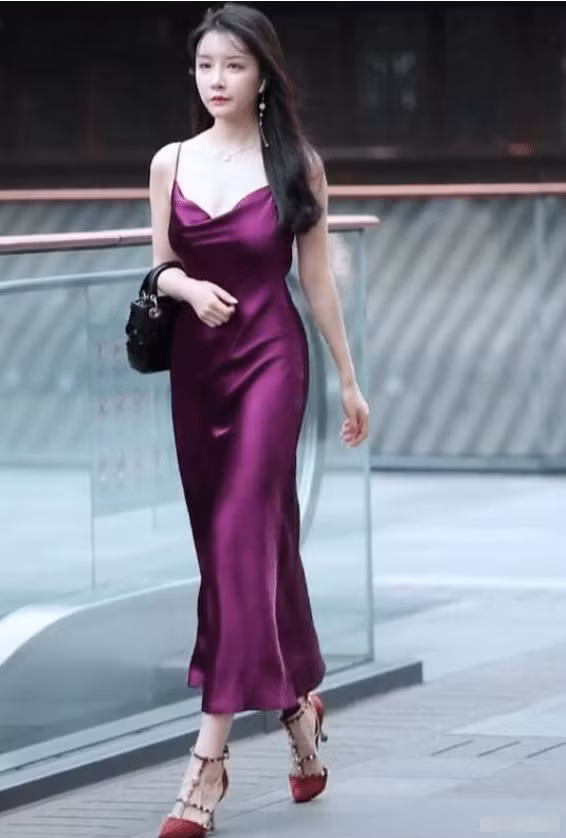 Slipdress được may bằng chất liệu mềm như lụa, charmeuse, satins. Dễ dàng nhận ra chúng với kiểu đai spaghetti đặc trưng. Nhất là phải kể đến kỹ thuật "bias cut" (cắt vải xéo). Cách này giúp chiếc váy ôm lấy vóc dáng của người diện theo cách khéo léo lại tạo cảm giác như nó đang chuyển động cùng những bước đi.