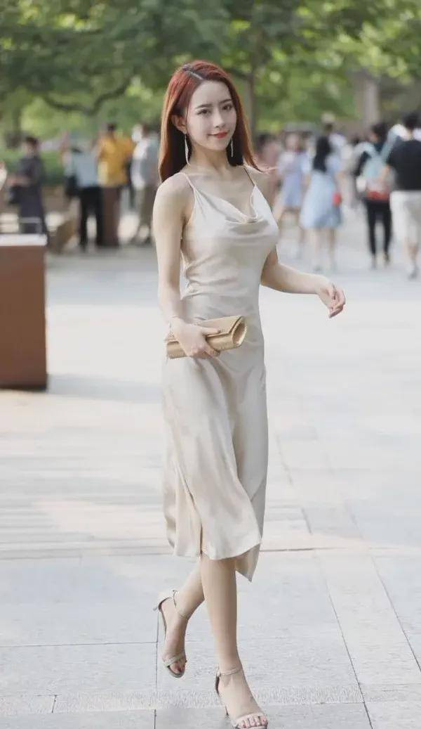 Tất nhiên, để mặc khéo léo trang phục này không dễ. Nếu bạn chọn bừa một chiếc slipdress rất có thể nó sẽ có phần thiếu chỉn chu và xuề xòa.