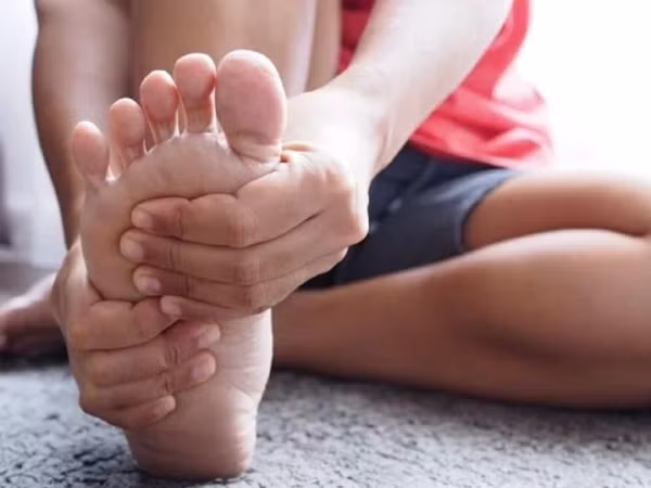 10. Hay bị chuột rút: Chức năng thận bị suy giảm có thể làm mất cân bằng điện giải cho cơ thể. Nó khiến cho bệnh nhân thường hay bị chuột rút. Ảnh minh họa