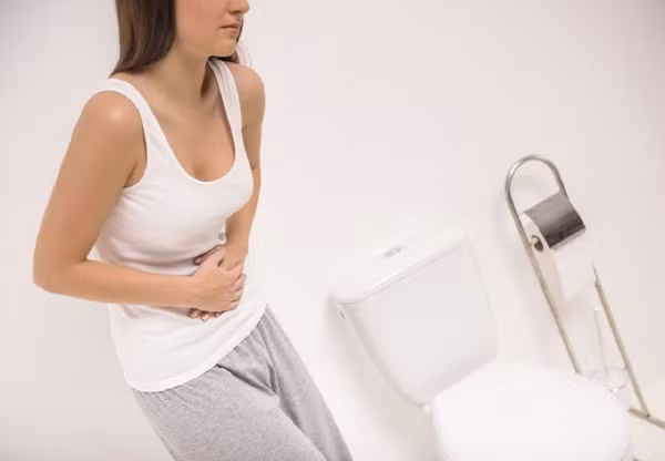 2. Tiểu tiện bất thường: Chức năng của thận sẽ ảnh hưởng rất lớn đến tình trạng tiểu tiện. Chúng ta cần phải lưu ý khi gặp phải các vấn đề như đi tiểu nhiều hoặc ít hơn so với bình thường, nước tiểu có màu, mùi bất thường hoặc lẫn máu. Ảnh minh họa