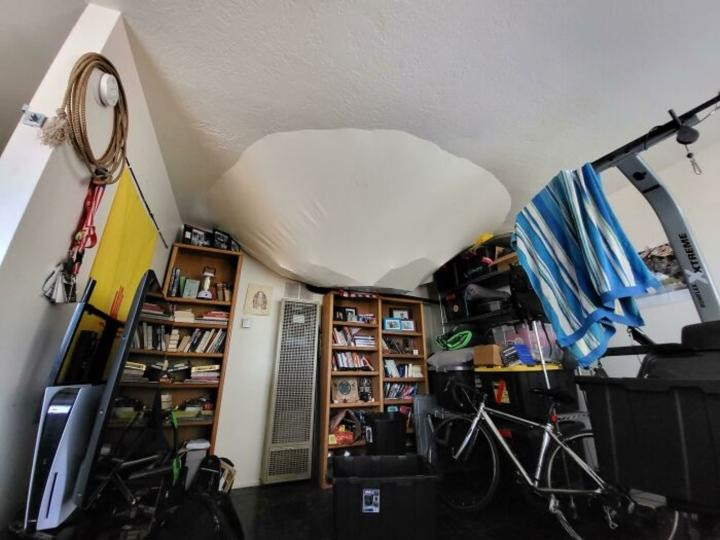 iểm tích cực đó là những mảnh vỡ của trần nhà vẫn chưa rớt xuống và gây ra nhiều hư hại hơn.