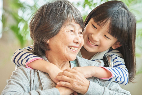 br/> Nếu là một người thích tìm hiểu về văn hóa ẩm thực của Nhật Bản, hẳn bạn sẽ dễ dàng nhận ra rằng rất nhiều món ăn của nước này đều có chứa đậu đỏ. Người Nhật dùng đậu đỏ để làm nhân bánh, dùng để nấu súp, nấu cùng cơm, nấu canh hay là nấu chè, ăn cùng kem đá bào... món nào cũng đem lại hương vị rất thơm ngon.