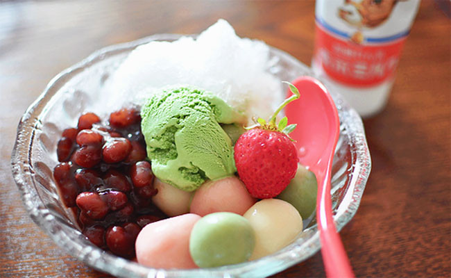 Phụ nữ chăm chỉ ăn bánh, uống trà đậu đỏ cơ thể sẽ có những thay đổi nào? 1. Tử cung khỏe hơn: Theo Y học cổ truyền Trung Quốc, nước đậu đỏ có tác dụng dưỡng huyết, bài tiết độc tố từ tử cung. Vì thế phụ nữ uống nước đậu đỏ sẽ có tử cung khỏe. Thức uống này cũng giúp làn da trở nên căng bóng, rạng rỡ hơn.