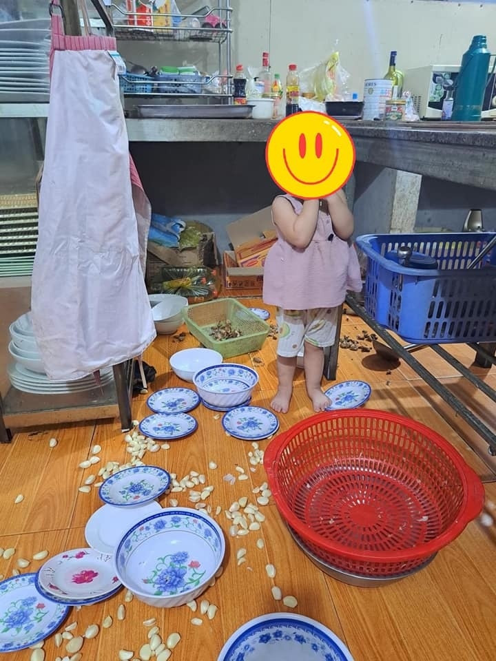 Cảnh tượng quá quen thuộc khi mẹ vắng nhà.