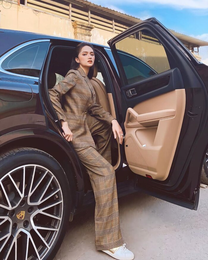 Huong Giang choi bao, dien vest khong noi y tha rong vong 1-Hinh-3