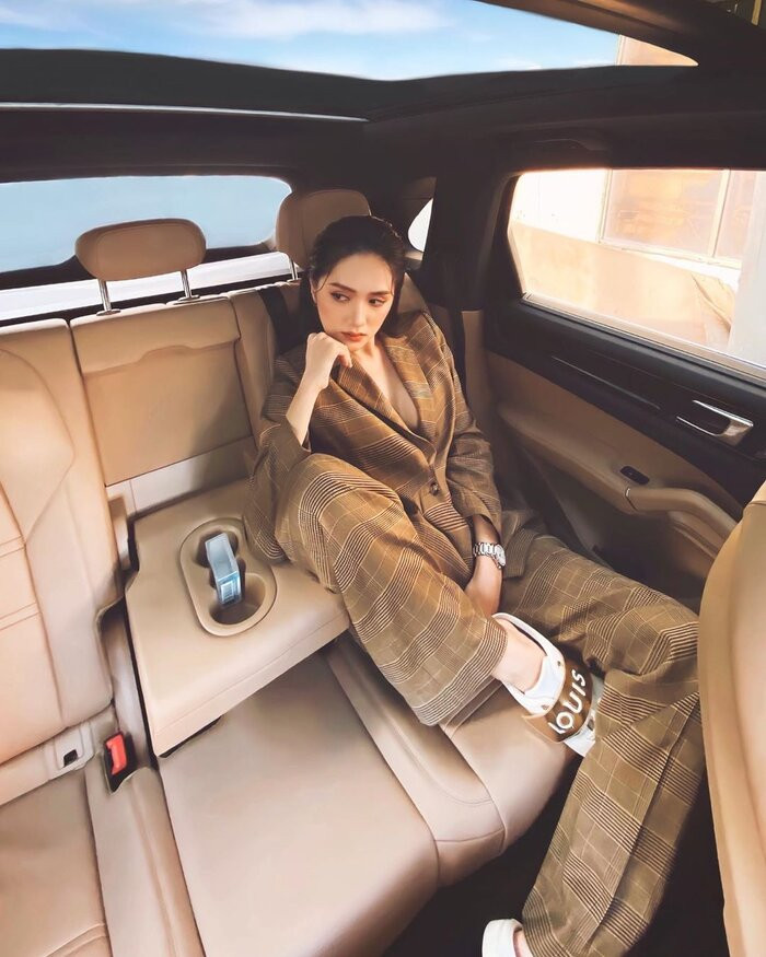 Huong Giang choi bao, dien vest khong noi y tha rong vong 1