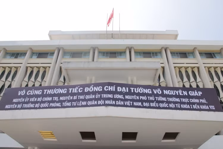 Theo kế hoạch, lễ viếng Đại tướng Võ Nguyên Giáp được thực hiện từ 7h30 đến 21h00 ngày 12/10/2013 tại Hội trường Thống Nhất. Kể từ 12h ngày 11/10 đến hết ngày 13/10/2013, trên địa bàn thành phố sẽ ngừng tất cả các hoạt động hội họp, vui chơi, giải trí công cộng. Nhân dân và các lực lượng quân đội trên địa bàn bắt đầu thực hiện các hoạt động tưởng nhớ, tri ân Đại tướng Võ Nguyên Giáp.