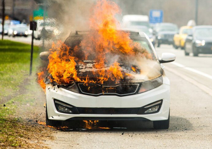 Xe boc khoi nghi ngut vi... len doi cap guong-Hinh-3