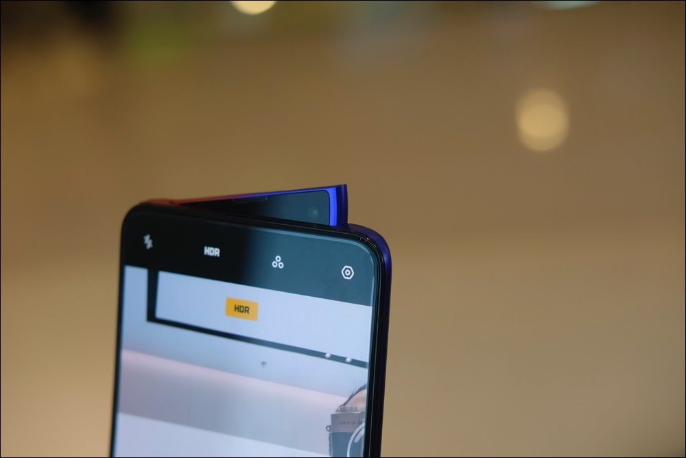 4 smartphone loi thoi nhung van 