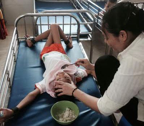 Dù cũng rất đau lòng nhưng các cô thiện nguyện và chủ cơ sở đã hết cách.