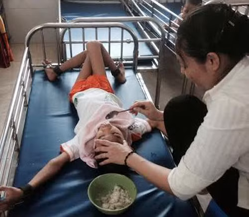 Dù cũng rất đau lòng nhưng các cô thiện nguyện và chủ cơ sở đã hết cách.