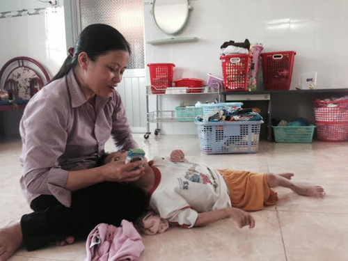 Các cô thiện nguyện đang chắm sóc các cháu bé bệnh tật tại mái ấm Phan Sinh.