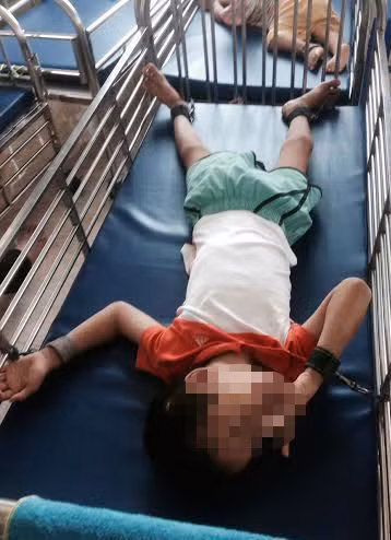 Các đứa trẻ bị bại não, thần kinh phải cột tứ chi để tránh những lần lên cơn gây hại cho bản thân.