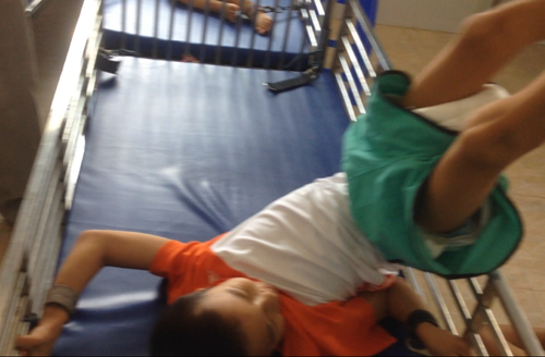 Những khi lên cơn các cháu không ý thức được hành vi và liên tục quậy phá.