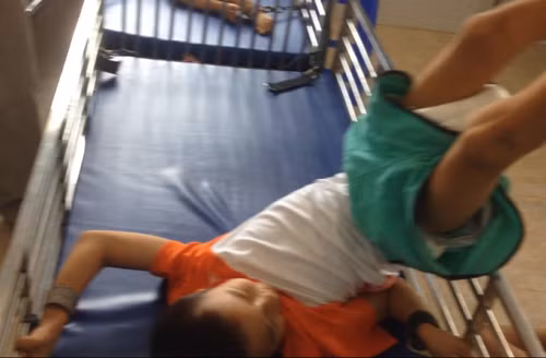 Những khi lên cơn các cháu không ý thức được hành vi và liên tục quậy phá.