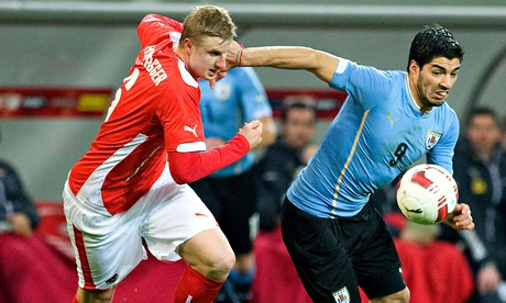 Luis Suarez (áo xanh) chưa chắc có thể ra sân được, nhưng hàng công của Uruguay vẫn được cho là đủ sức để đè bẹp Costa Rica.