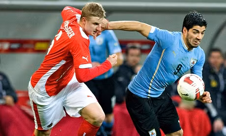 Luis Suarez (áo xanh) chưa chắc có thể ra sân được, nhưng hàng công của Uruguay vẫn được cho là đủ sức để đè bẹp Costa Rica.