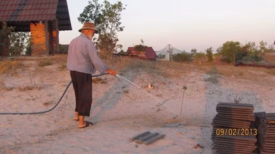 Ông Kurt trên mảnh đất sa mạc gần QL1.