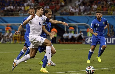 Các cầu thủ Anh rất nỗ lực trong hiệp hai nhưng không thể tạo được hiệu quả trước hàng phòng ngự kín kẽ của tuyển Italy.