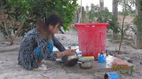 Ông Kurt kể rằng, hàng xóm xung quanh cũng có người tốt, nhưng cũng vẫn có kẻ thích “bắt nạt” hoặc “bành trướng” chủ quyền sang nhà người khác. Mới đây, không hiểu vô tình hay ác ý mà có người đã phá hoại cái giếng nhà ông bằng cách thả dây thun cũ (cắt từ ruột xe đạp) vào trong ống bơm. Thế là ông Kurt phải xây cái giếng mới.