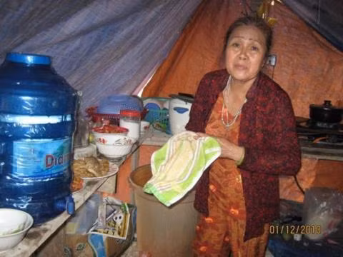 Năm 1992, lần đầu tiên ông Kurt đến Việt Nam, ông đã yêu một người phụ nữ bản xứ, chính là bà Nhung.