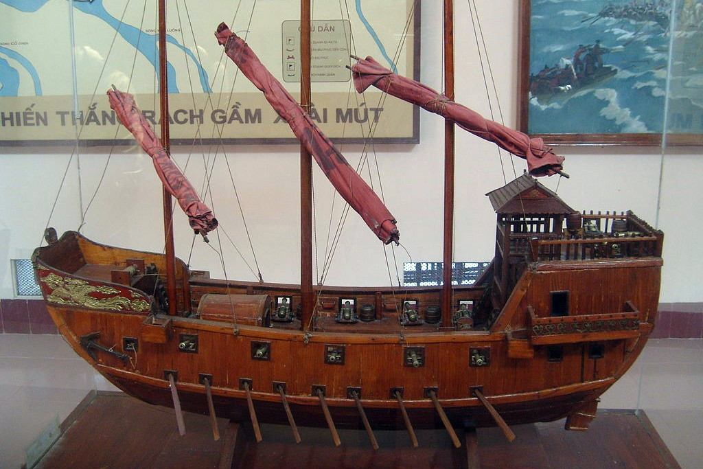 Trước sự đe dọa của chiến thuyền phương Tây, Vua Quang Trung - Nguyễn Huệ đã cho đóng những chiến hạm Định Quốc có sức mạnh tương đương dựa trên sự kết hợp kỹ thuật phương Tây và tay nghề của thợ đóng thuyền Đàng Trong. Đây thực sự là những pháo đài di động trên biển với khả năng chở voi chiến và trang bị 50 - 60 khẩu đại bác hạng nặng. Vào thời điểm cao trào, thủy quân Tây Sơn có gần 20 “pháo đài” như vậy.